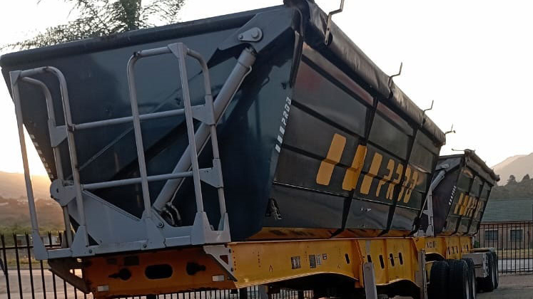 The public auction will also feature these 2023 PRBB 22.5-metre cube side tipper trailers. 